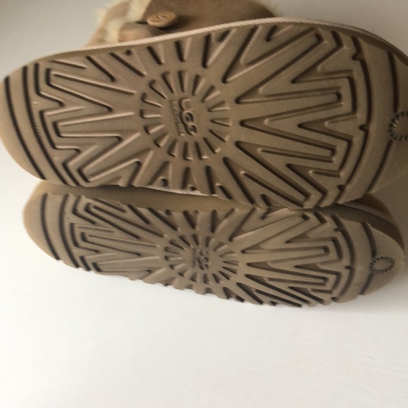 UGG Bailey Button Short Boots (Size: Big Kids 5) - Picture 9 of 17